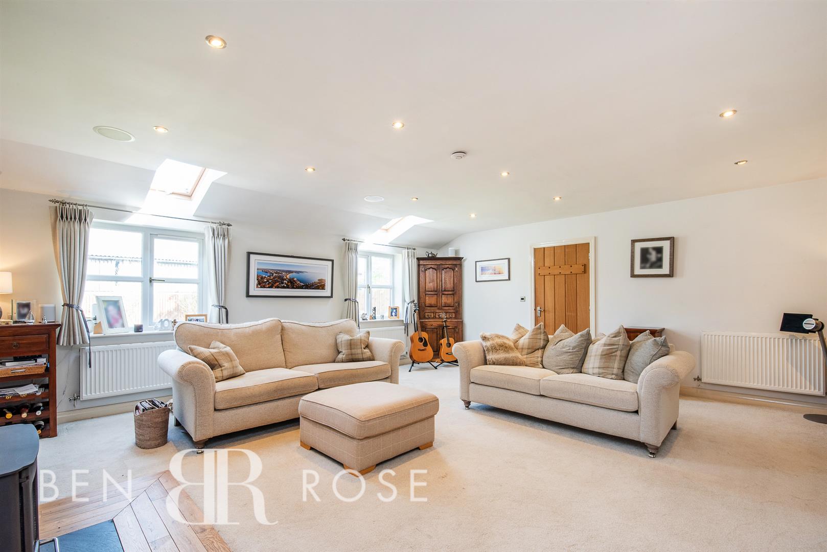 5 bed property in Hall Carr Lane, Preston